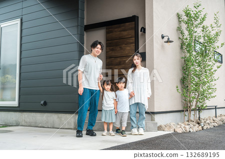 A couple / family who built a new home (mortgage) 132689195