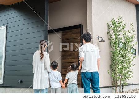 A couple / family who built a new home (mortgage) 132689196