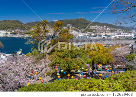 長崎縣長崎市：眺望大海的街道 132689408