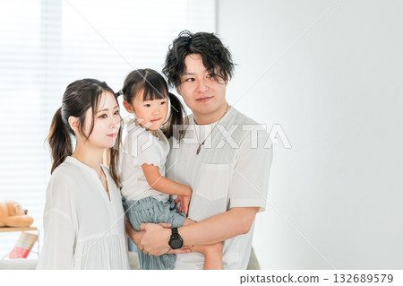 Young Asian couple holding their daughter at home, family, parent and child, family 132689579