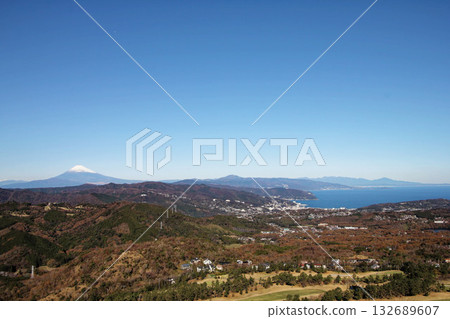 Autumn scenery of Mt. Fuji and Sagami Bay seen from Mt. Omuro 132689607