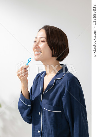 女人照顧她的牙齒 女人照顧她的牙齒 132689838