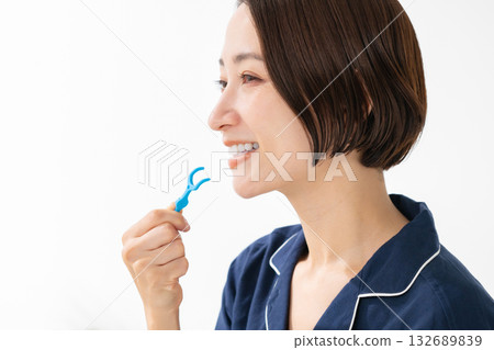 女人照顧她的牙齒 132689839