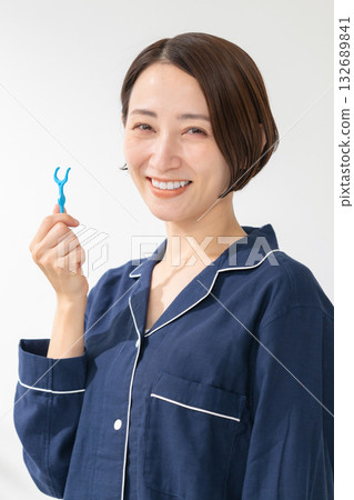 女人照顧她的牙齒 女人照顧她的牙齒 132689841