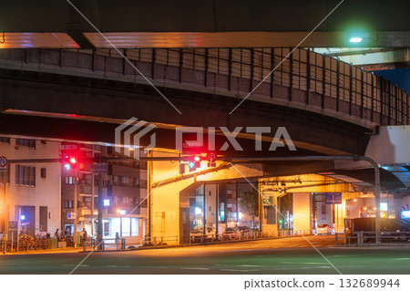 夜幕下的路口,可以看到橋墩和下方的國道。 夜幕下的路口,可以看到橋墩和下方的國道。 132689944
