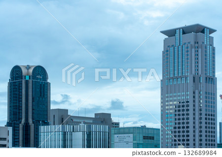 透過建築物的縫隙看到的天空 132689984