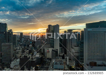 透過建築物的縫隙看到的天空 132689985