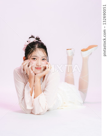 Fashion portrait of young woman Fashion portrait of young woman 132690051