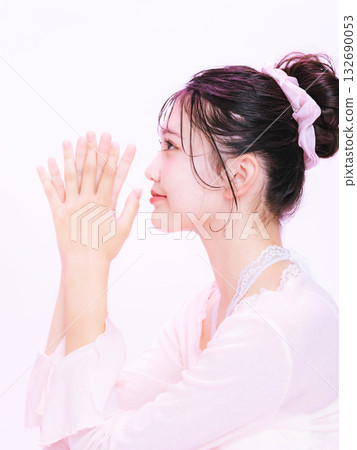 Fashion portrait of young woman 132690053