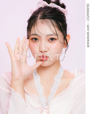 時尚的年輕女子肖像 時尚的年輕女子肖像 132690056