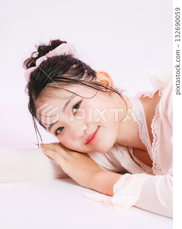 時尚的年輕女子肖像 時尚的年輕女子肖像 132690059