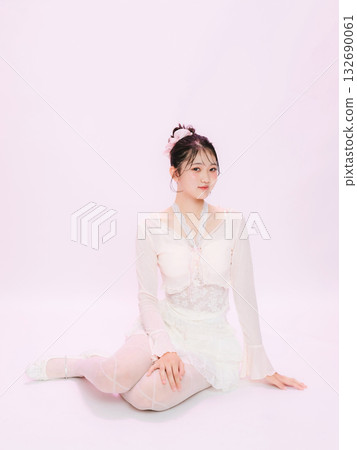 時尚的年輕女子肖像 132690061