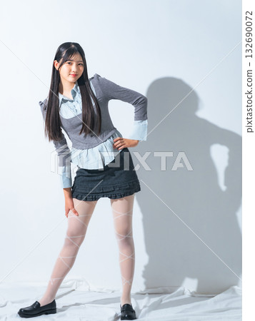 時尚的年輕女子肖像 時尚的年輕女子肖像 132690072