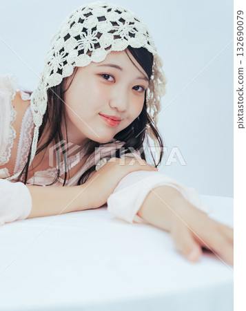 一位戴著巴布什卡頭巾的年輕女子的時尚肖像 132690079