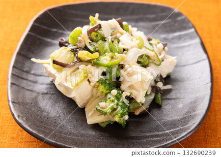 美味豆腐配蒸雞肉和西蘭花 美味豆腐配蒸雞肉和西蘭花 132690239