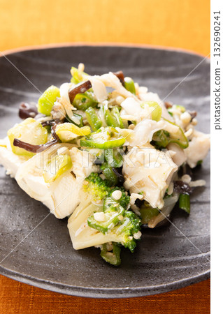 美味豆腐配蒸雞肉和西蘭花 132690241