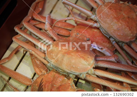 Snow crabs for sale at the market Snow crabs for sale at the market 132690302