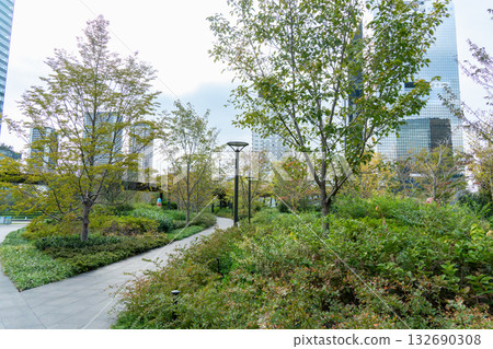 綠色辦公樓的露台 132690308