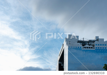 陰雲密佈的天空與建築物 132690310