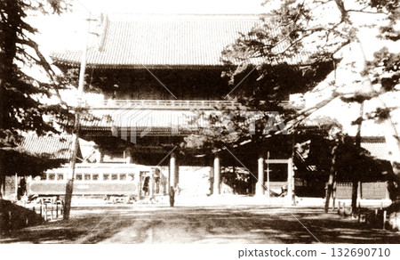 Old photo, 1918-1923, Zojoji Temple Gate (Sangedatsumon Gate), Tokyo 132690710