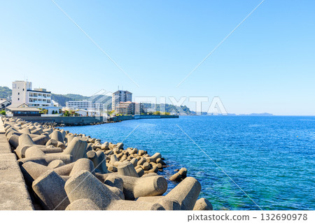 初秋時節,從長崎縣雲仙市的歐巴馬溫泉眺望 初秋時節,從長崎縣雲仙市的歐巴馬溫泉眺望 132690978