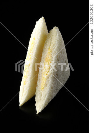 在黑色背景下拍攝的雞蛋三明治 132691308