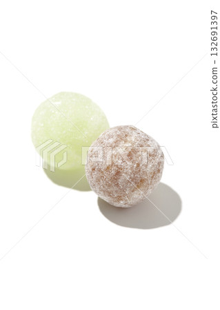 白色背景上的可樂味與哈密瓜味糖果照片 132691397