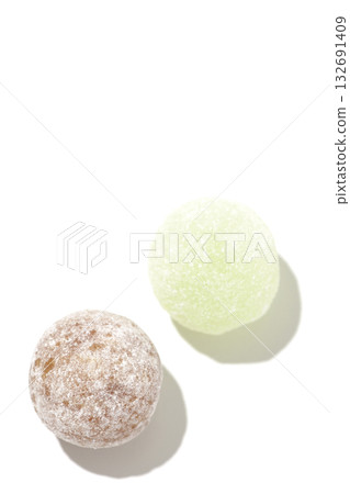 白色背景上的可樂味與哈密瓜味糖果照片 132691409