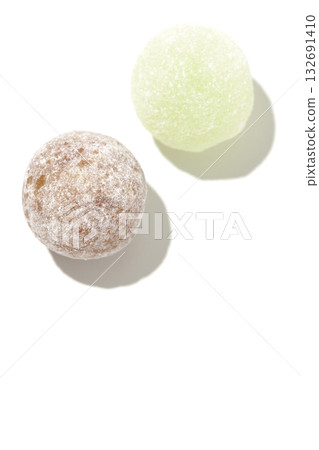 白色背景上的可樂味與哈密瓜味糖果照片 132691410