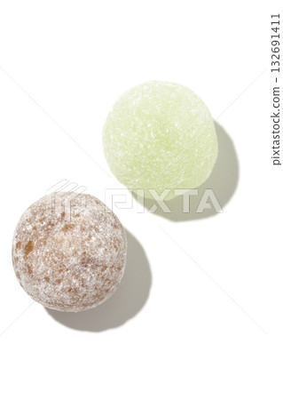 白色背景上的可樂味與哈密瓜味糖果照片 132691411