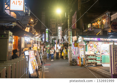東京:新大久保韓國城的街道 東京:新大久保韓國城的街道 132691999