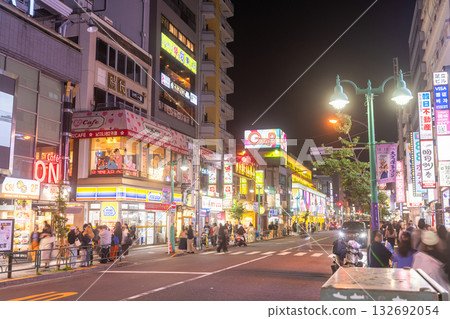 東京：新大久保韓國城的街道 132692054
