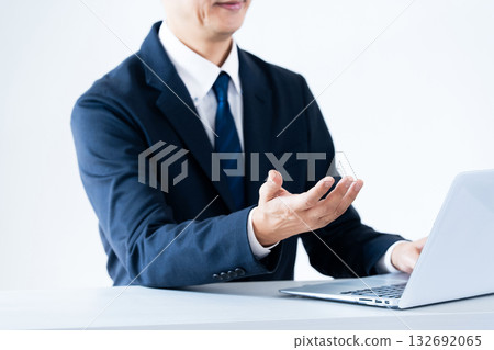Businessman explaining 132692065