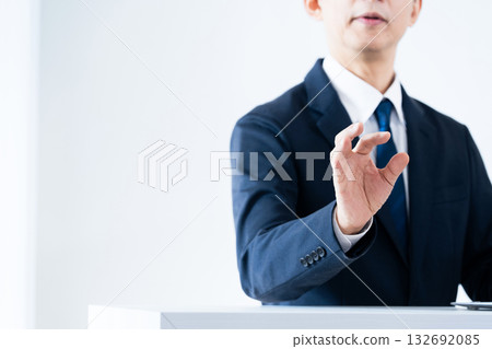 Businessman explaining Businessman explaining 132692085