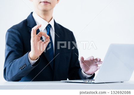 Businessman explaining 132692086