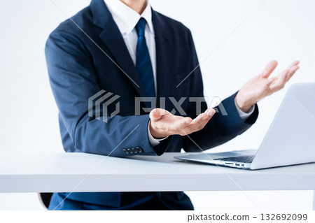 Businessman explaining 132692099