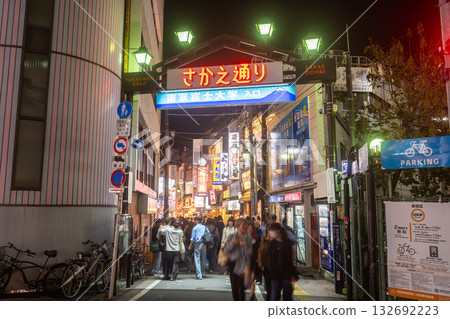 東京:高田馬場繁華的娛樂區 東京:高田馬場繁華的娛樂區 132692223