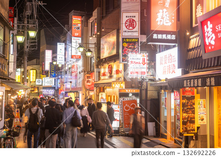 東京:高田馬場繁華的娛樂區 東京:高田馬場繁華的娛樂區 132692226