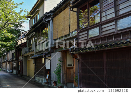 Kazuemachi Teahouse District in early autumn 132692528