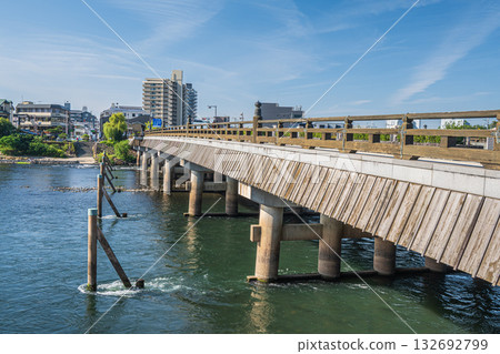 宇治大橋(日本三座最古老的橋樑之一),位於京都府宇治市 宇治大橋(日本三座最古老的橋樑之一),位於京都府宇治市 132692799