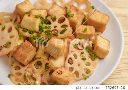 蠔油炒蓮藕和炸豆腐 蠔油炒蓮藕和炸豆腐 132693428