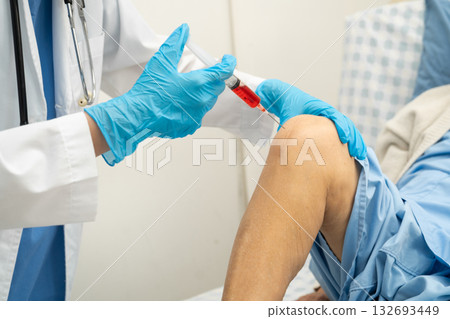 Asian doctor inject Hyaluronic acid platelet rich plasma into knee of senior woman. 132693449