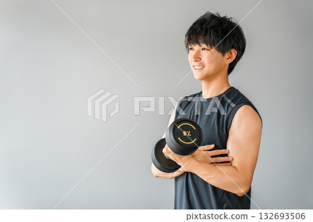 亞洲年輕男子在健身房用啞鈴進行肌肉訓練 132693506