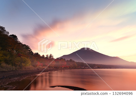 山中湖和富士山在秋天的顏色 山中湖和富士山在秋天的顏色 132694096