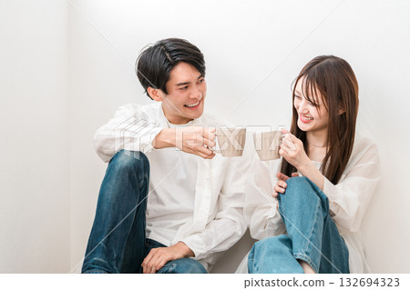 一對夫婦在客廳喝咖啡放鬆 一對夫婦在客廳喝咖啡放鬆 132694323