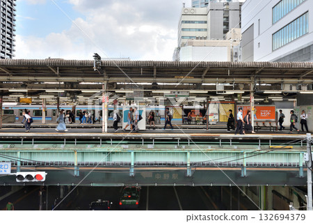 列車駛離後，乘客們在月台上行走 132694379
