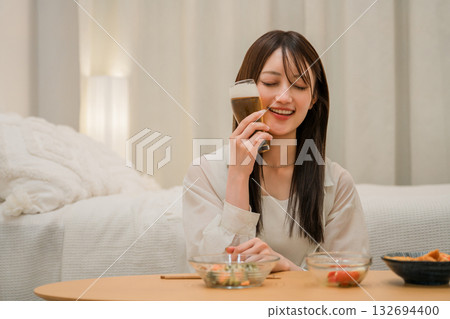 年輕的亞洲女性在家中臥室喝酒（啤酒、在家喝酒、飲酒習慣） 132694400