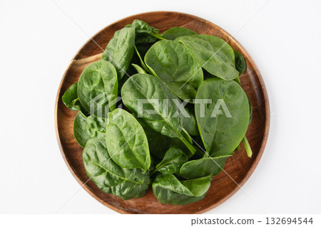 木盤上的嫩菠菜 132694544
