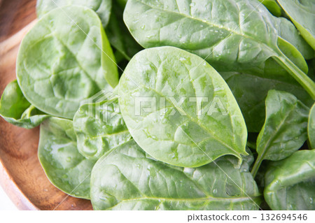Baby spinach on a wooden plate 132694546