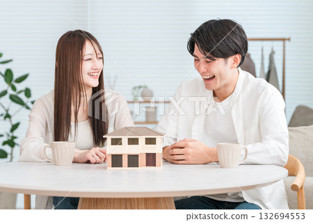 A young couple planning their own home (consultation meeting, house maker, house construction) A young couple planning their own home (consultation meeting, house maker, house construction) 132694553